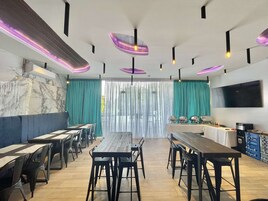 供应早餐、午餐和晚餐，泳池景观