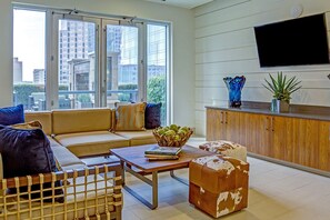 TV, stereo - Hip Downtown Austin 1BR w/ Gym, Pool & W/D, nr Rainey St, by Blueground (Austin)