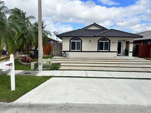 Exterior - Is A Very Confortable House (Hialeah Gardens)