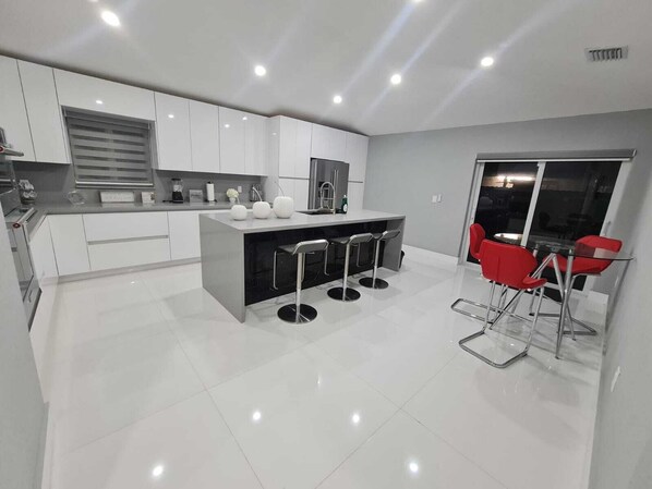 Private kitchen - Is A Very Confortable House (Hialeah Gardens)