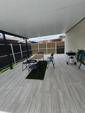 Outdoor dining - Is A Very Confortable House (Hialeah Gardens)