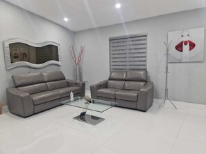 Interior - Is A Very Confortable House (Hialeah Gardens)