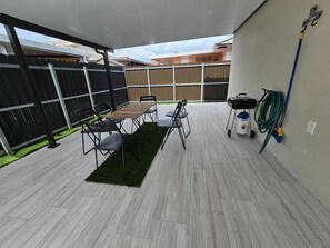 Outdoor dining - Is A Very Confortable House (Hialeah Gardens)