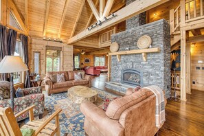 Smart TV, caminetto, lettore DVD, tavolo da ping pong