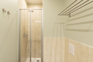 Dusche, Haartrockner, Bidet