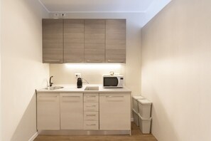 Réfrigérateur, four à micro-ondes, surface de cuisson, lave-vaisselle