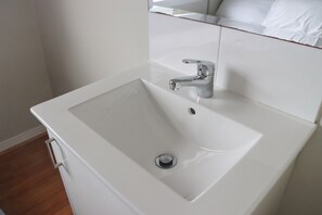 Double Room, Shared Bathroom | Free WiFi - Tates Hotel Windsor (Windsor)