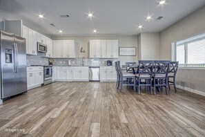 Fridge, microwave, oven, stovetop - Beat the Heat on Balboa Unit B (Hot Springs Village)
