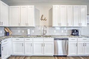 Fridge, microwave, oven, stovetop - Beat the Heat on Balboa Unit B (Hot Springs Village)