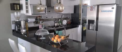 Frigorifero, microonde, forno, bollitore elettrico