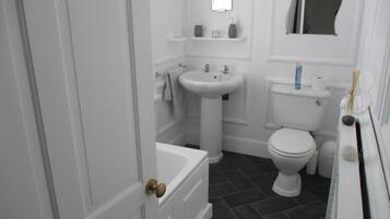 Combined shower/bathtub, hair dryer, towels