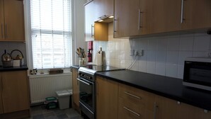Private kitchen - Lovely, spacious apartment - sleeps 5 (Ryde)