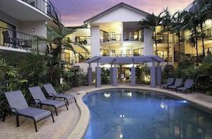 Outdoor pool, a heated pool - 5 mins walk to town and beach. Family sized top floor condo! (Port Douglas)