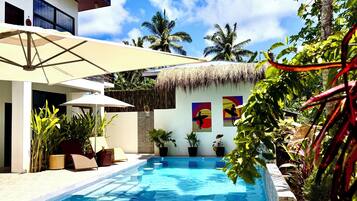 Utomhuspool, öppet 08.00 till 20.00, parasoller och solstolar