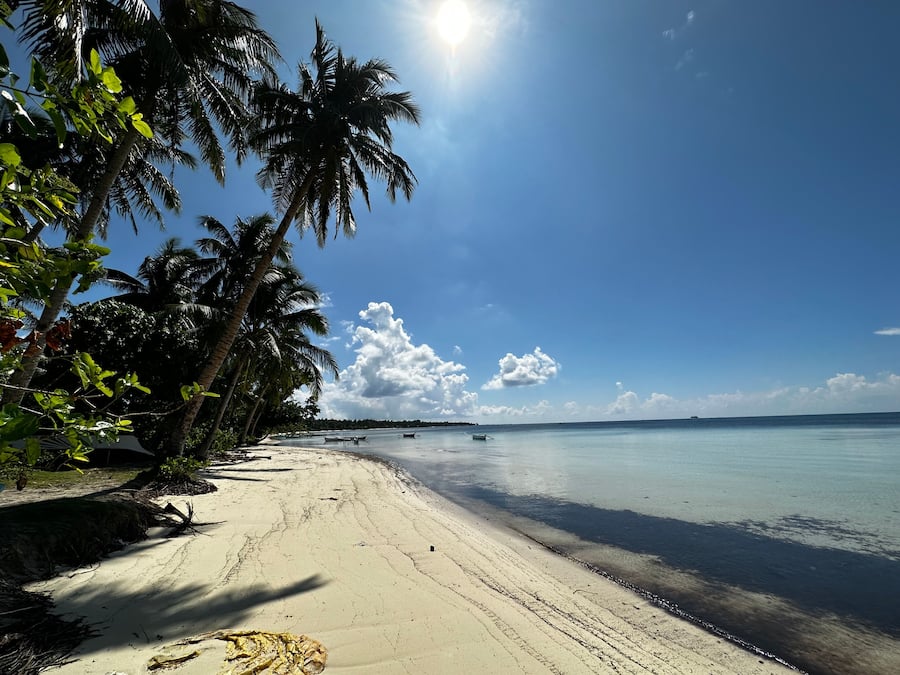 Playa en los alrededores y playa de arena blanca