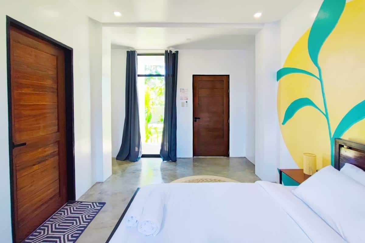 Standaard kamer, 1 queensize bed | Donzen dekbedden, individueel gedecoreerd, individueel gemeubileerd