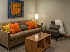 Televisión, videojuegos, mesa de ping pong, videoteca
