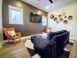 Una Smart TV, una chimenea, una oficina