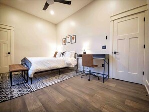 2 habitaciones, camas con efecto memoria y escritorio 