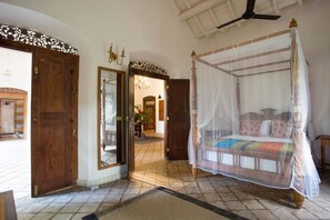 3 bedrooms, desk, WiFi, bed sheets