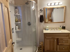 Douche, sèche-cheveux, serviettes fournies, savon