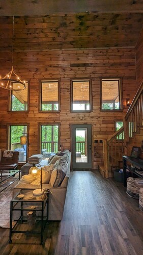 3 BR Luxury Cabin & Hot Tub near Buffalo River!