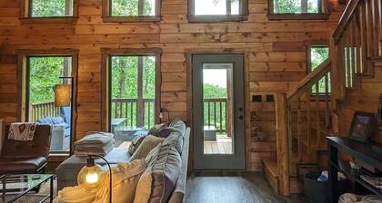 3 BR Luxury Cabin & Hot Tub near Buffalo River!