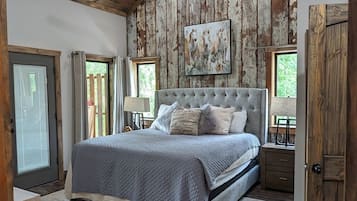 3 quartos, escrivaninha, ferros/tábuas de passar roupa, berço de viagem