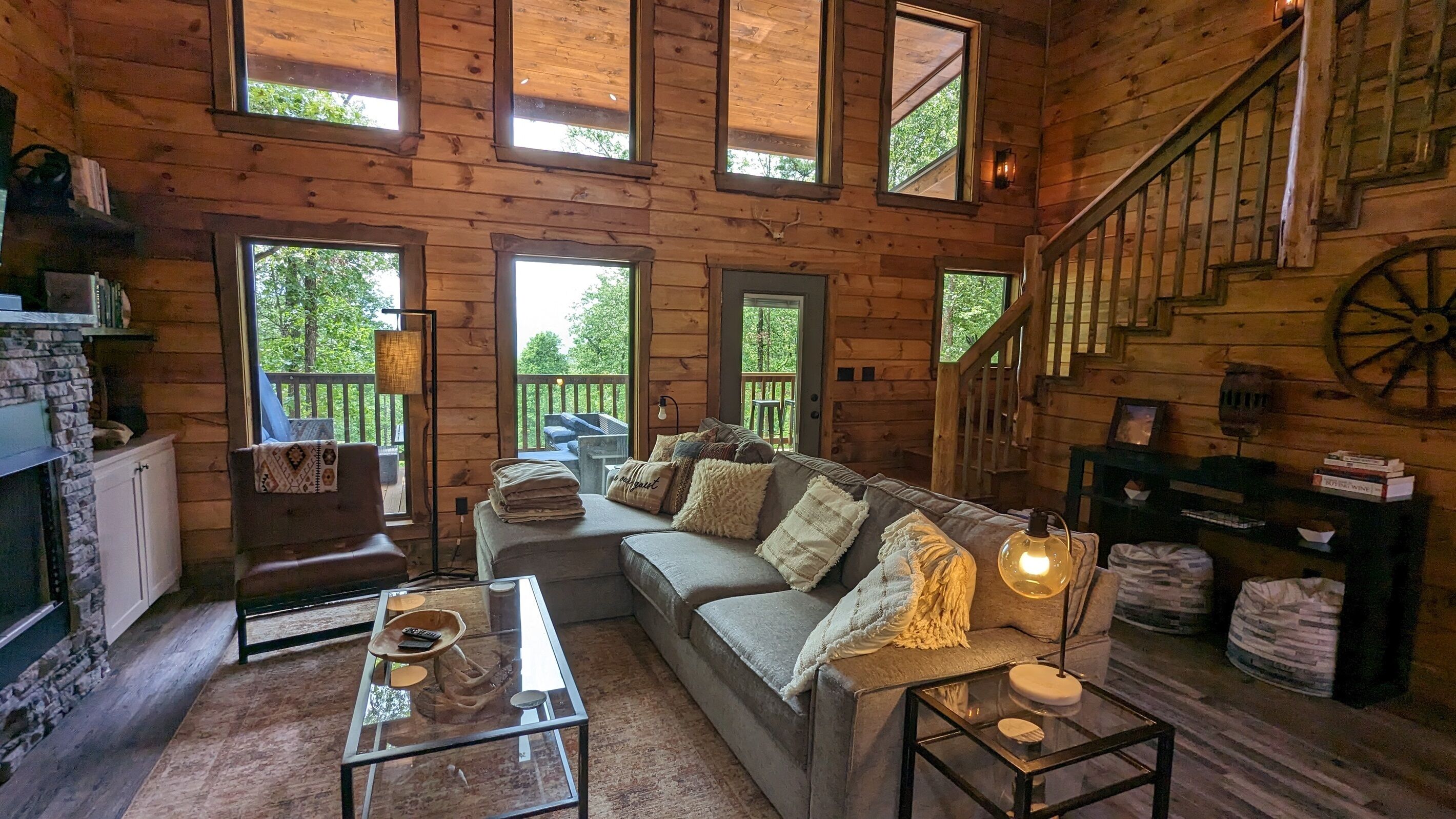 Smart-tv, eldstad, tv-spel och böcker