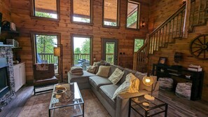 Una Smart TV, una chimenea, videojuegos, libros