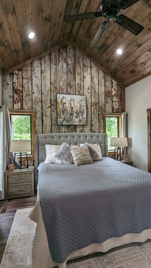 3 dormitorios, escritorio, tabla de planchar con plancha y cuna de viaje