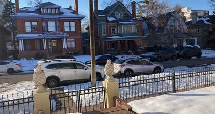 Spacious Historic Street-View Apt in City Center! 3 Parks Nearby, 96 WalkScore!