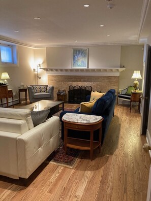 Smart TV, DVD player, books, video library - Spacious Historic Street-View Apt in City Center! 3 Parks Nearby, 96 WalkScore! (Denver)