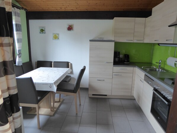 Fridge, oven, stovetop, dishwasher