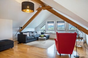 TV, stereo - Holiday Apartment "Weitblick" with Mountain View, Balcony & Wi-Fi (Breitnau)