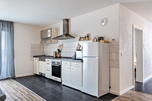 Fridge, microwave, oven, stovetop - Apartment 'Familie Richter' with Wi-Fi (Lahr)