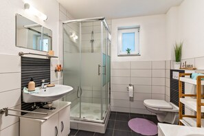 Bathtub, hair dryer, towels - Apartment 'Familie Richter' with Wi-Fi (Lahr)
