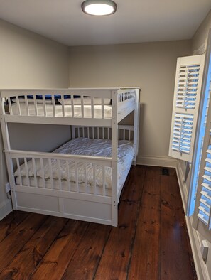 3 Schlafzimmer, Schreibtisch, Reisekinderbett, WLAN