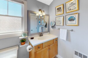Hair dryer, towels - Inviting condo near famed beaches/trails with screened porch & washer/dryer (Provincetown)