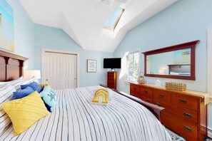 2 bedrooms, iron/ironing board, Internet, bed sheets - Inviting condo near famed beaches/trails with screened porch & washer/dryer (Provincetown)