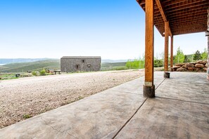 Un espacio de patio techado con vista a un paisaje montañoso.