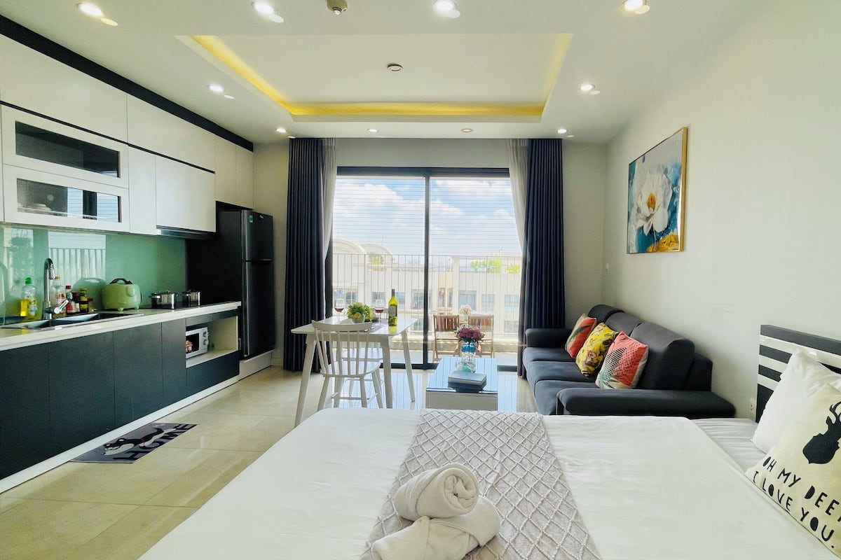 Deluxe Studio Suite, 1 King Bed | 1 bedroom, premium bedding, down comforters, memory foam beds