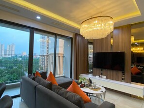 Apartment | Wohnbereich | 55-Zoll-Smart-TV mit Satellitenempfang