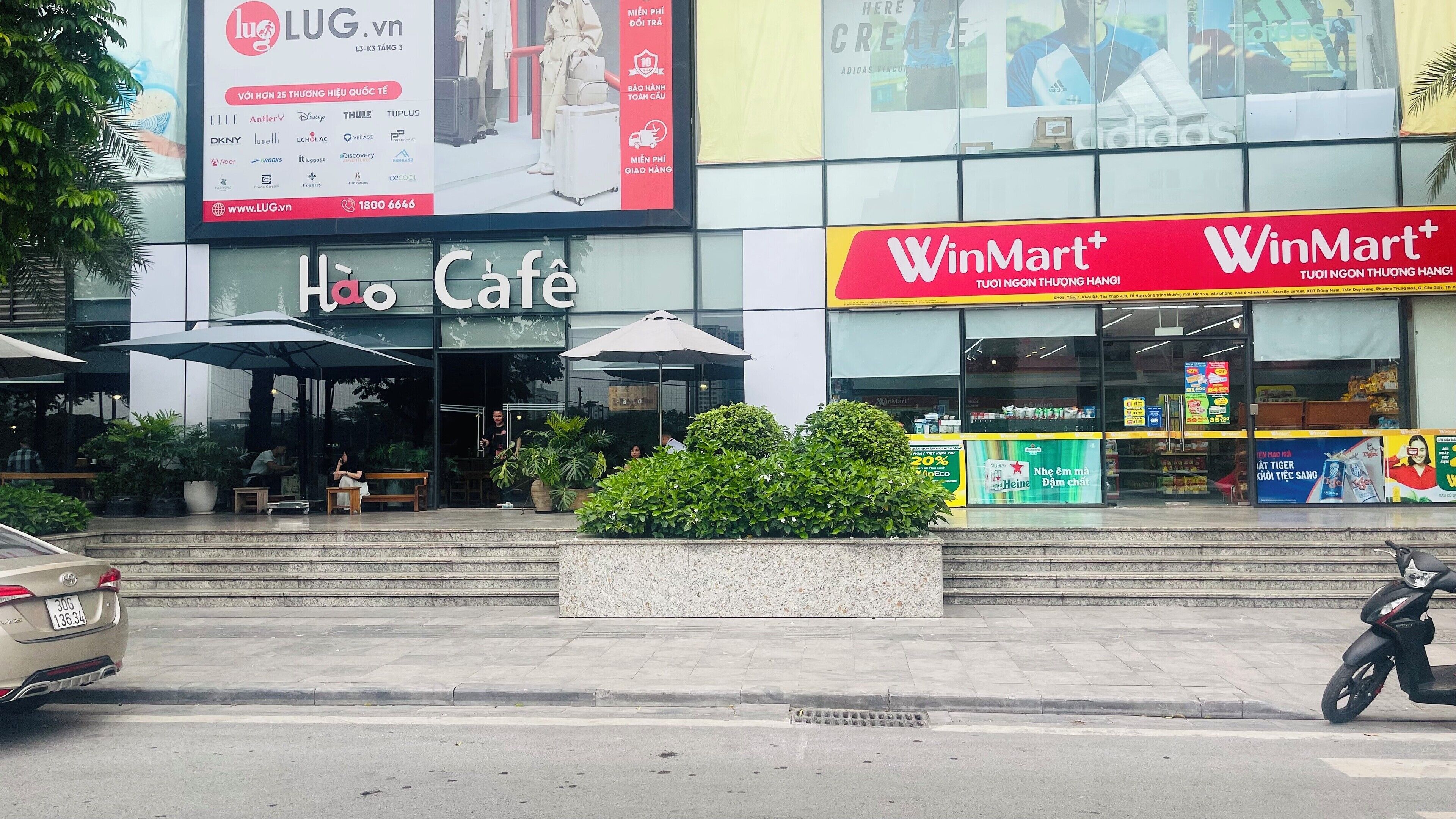 A building with a cafe named 'Họ Cafe' and two WinMart stores.