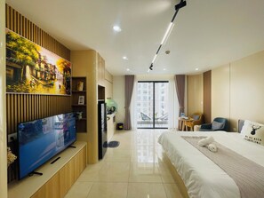 Premium bedding, down comforters, memory foam beds, desk - Luna's House in Vinhomes D'Capitale (Hanoi)