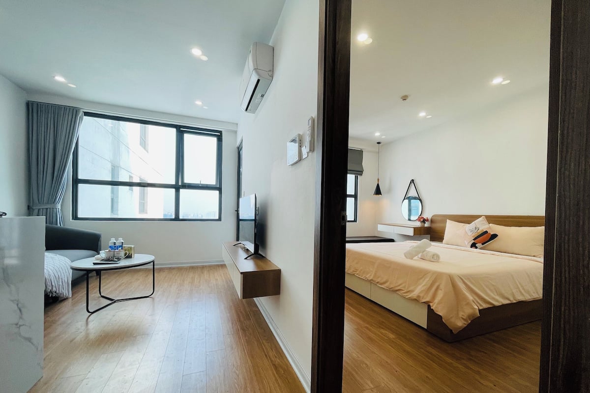 디럭스 아파트 | 고급 침구, 오리/거위털 이불, 메모리폼 침대, 책상