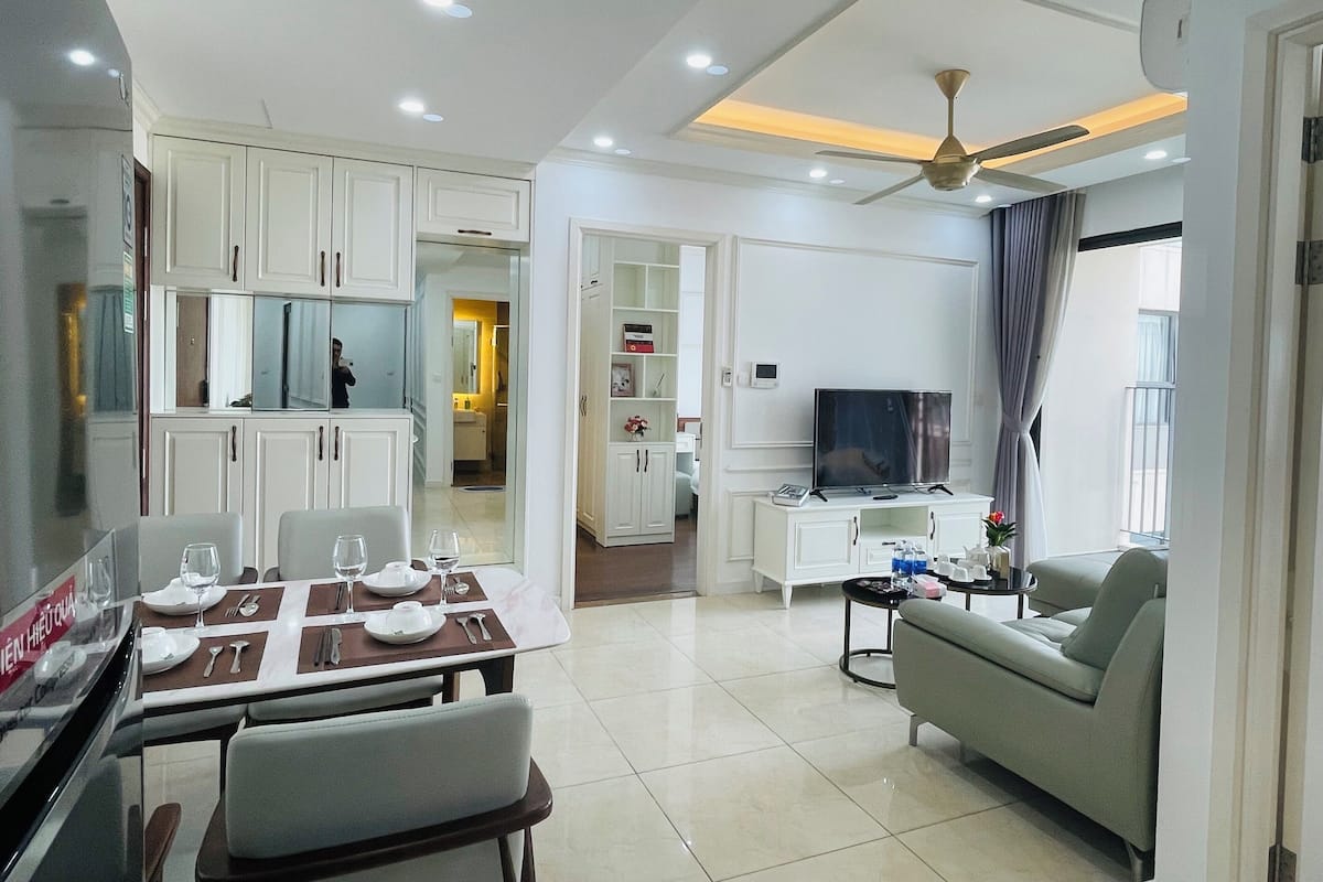 City Apartment, 2 Bedrooms, 2 Bathrooms | Living area | 55-inch Smart TV with satellite channels