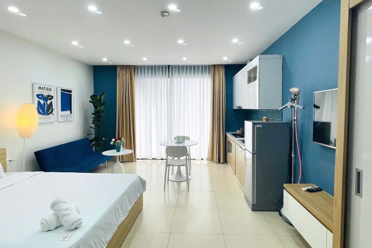 1 bedroom, premium bedding, down comforters, memory foam beds