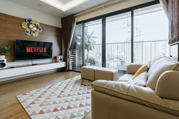 Apartment | Wohnbereich | 55-Zoll-Smart-TV mit Satellitenempfang