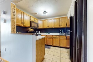 Fridge, microwave, oven, stovetop - Charming lakeside condo with pool, tennis, balcony, & fast WiFi (Laconia)